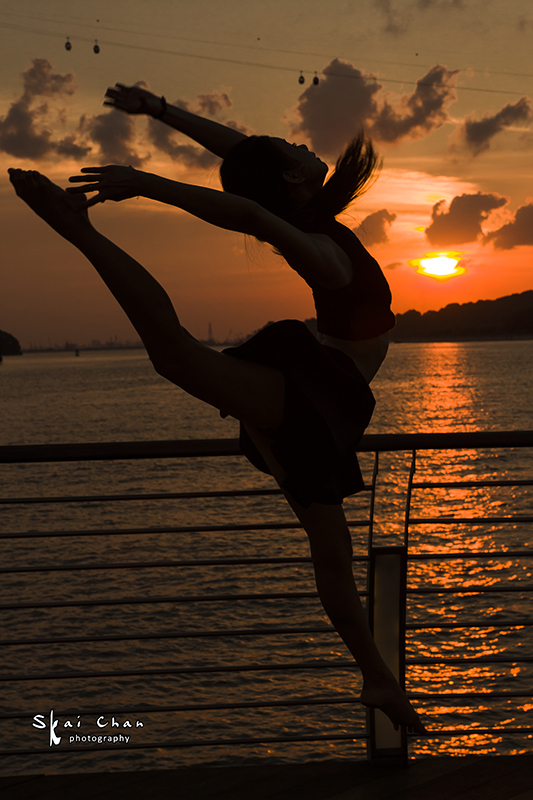 Dance, sunset & silhouette photoshoot session with Yongpeck at Sentosa Boardwalk