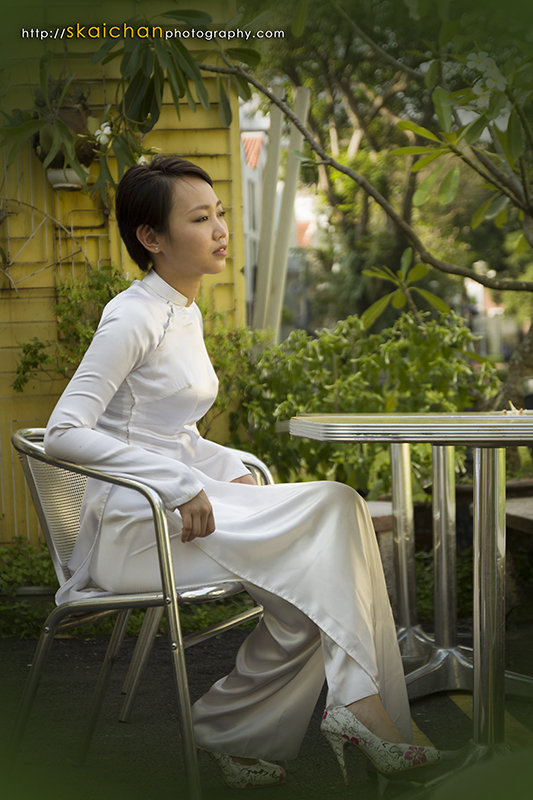 Traditional dress - Vietnamese Ao Dai photoshoot session with KT Pham at Duxton Plain Park