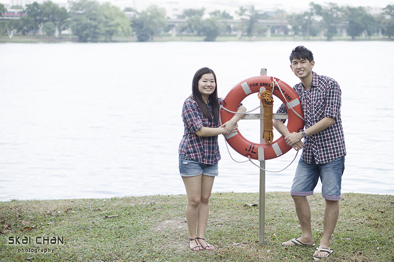 Creative and cute outdoor couple photoshoot session with Derrick and Ariel at Jurong Lake Gardens
