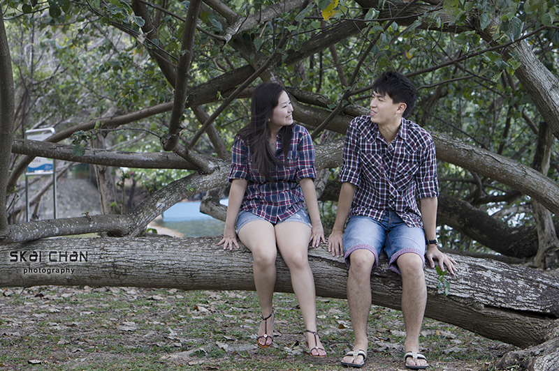 Creative and cute outdoor couple photoshoot session with Derrick and Ariel at Jurong Lake Gardens