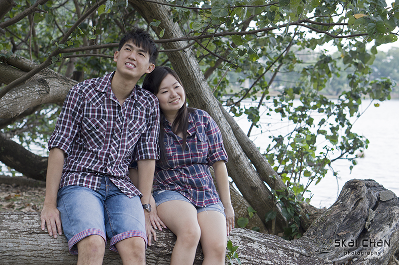 Creative and cute outdoor couple photoshoot session with Derrick and Ariel at Jurong Lake Gardens