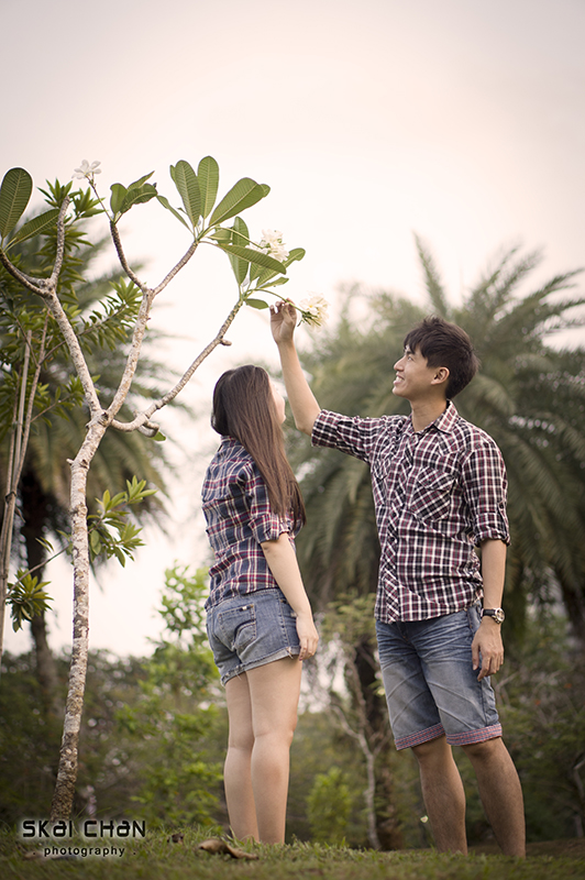 Creative and cute outdoor couple photoshoot session with Derrick and Ariel at Jurong Lake Gardens