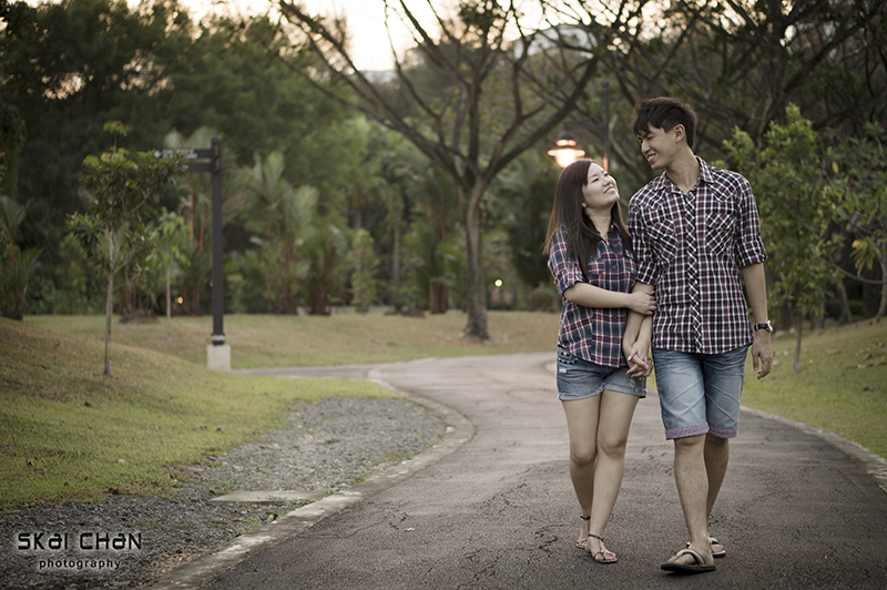 Creative and cute outdoor couple photoshoot session with Derrick and Ariel at Jurong Lake Gardens
