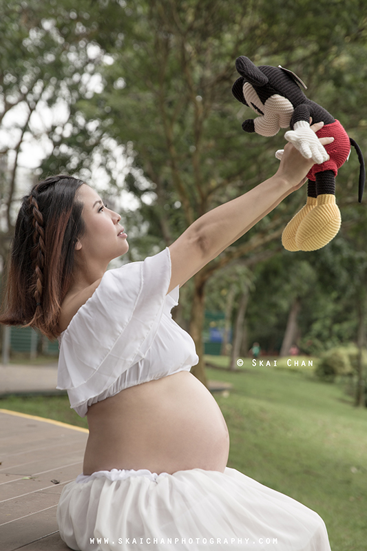 Maternity/Pregnancy portrait photoshoot session with Monica Weng-Ong at Punggol Park