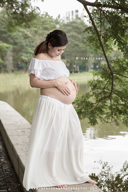 Maternity/Pregnancy portrait photoshoot session with Monica Weng-Ong at Punggol Park