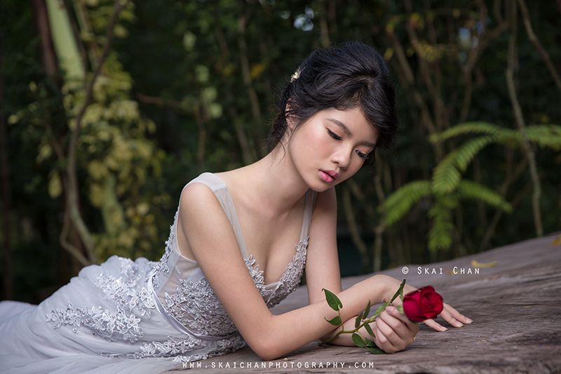 Garden bridal photoshoot session with Robyn Skye at Gardens by the Bay