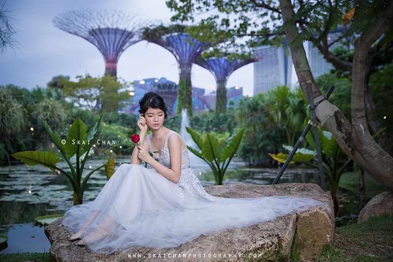 Garden bridal photoshoot session with Robyn Skye at Gardens by the Bay