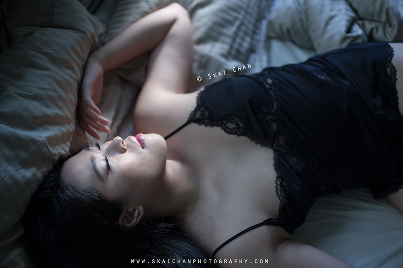 Bedroom boudoir portrait photoshoot session with Syriicyaniide at Tiong Bahru