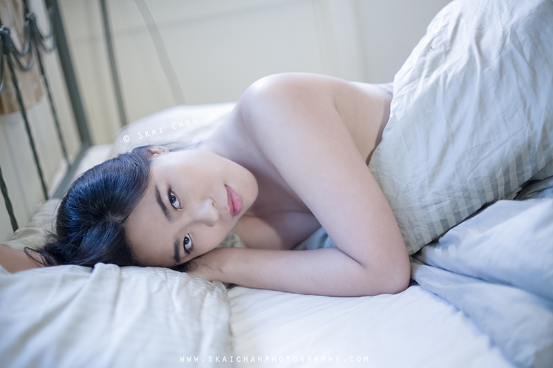 Bedroom boudoir portrait photoshoot session with Syriicyaniide at Tiong Bahru