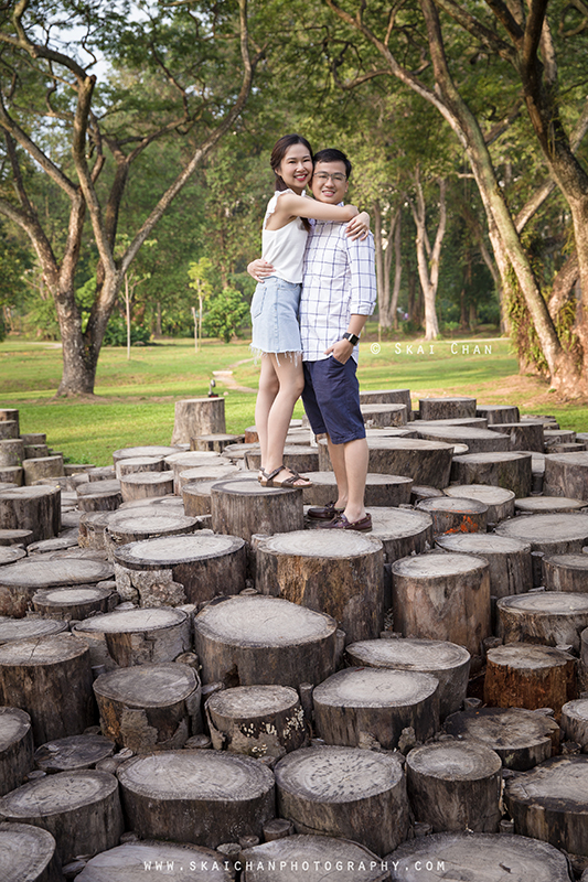 Outdoor lifestyle couple photoshoot session with Wei Loong & Shujuan at Jurong Lake Gardens