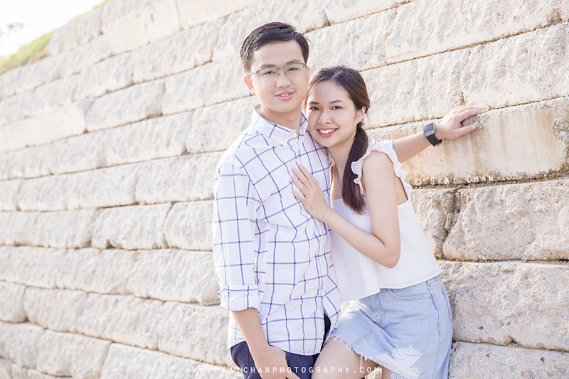 Outdoor lifestyle couple photoshoot session with Wei Loong & Shujuan at Jurong Lake Gardens