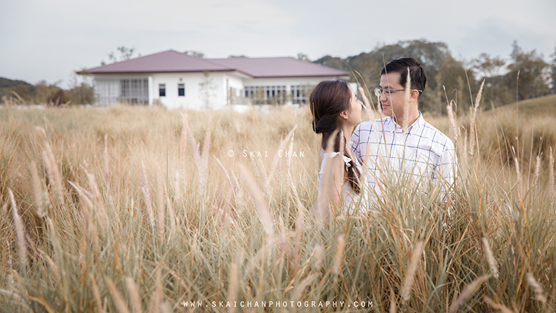 Outdoor lifestyle couple photoshoot session with Wei Loong & Shujuan at Jurong Lake Gardens