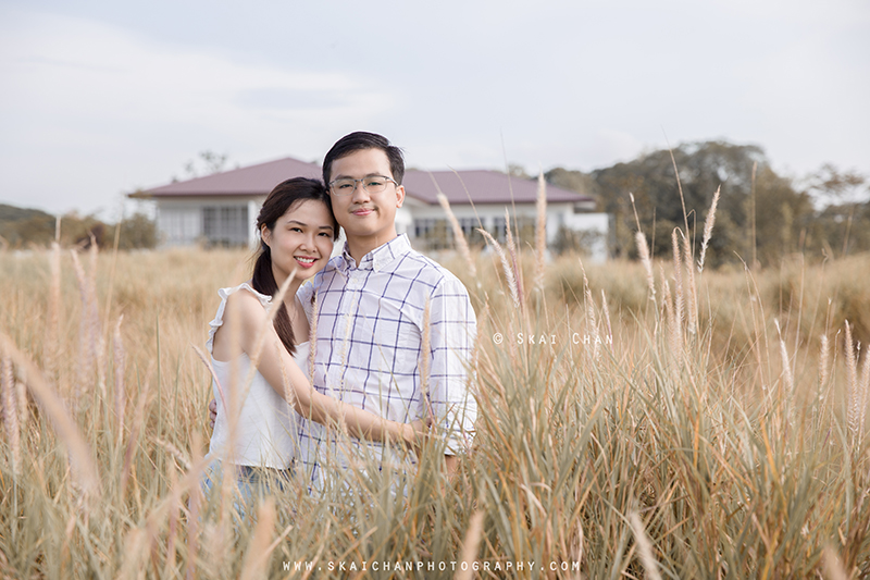 Outdoor lifestyle couple photoshoot session with Wei Loong & Shujuan at Jurong Lake Gardens