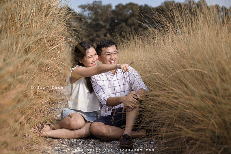 Outdoor lifestyle couple photoshoot session with Wei Loong & Shujuan at Jurong Lake Gardens