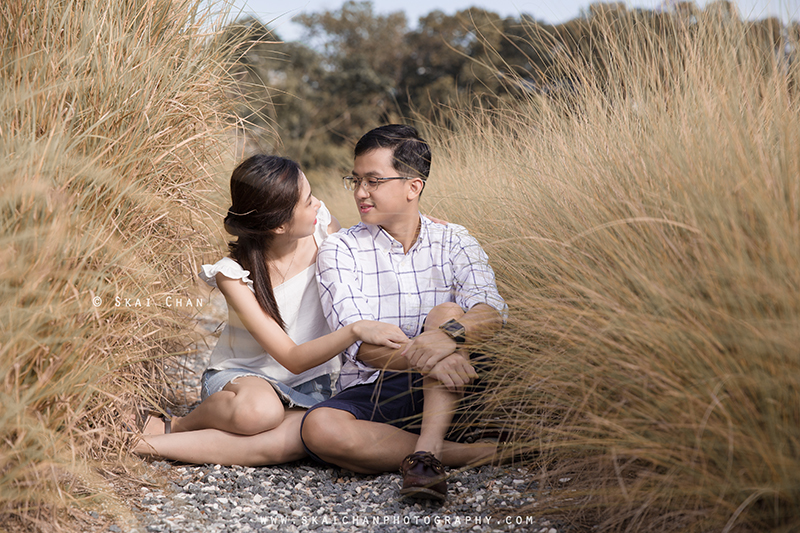 Outdoor lifestyle couple photoshoot session with Wei Loong & Shujuan at Jurong Lake Gardens