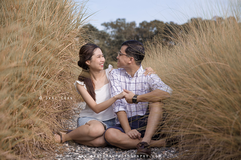 Outdoor lifestyle couple photoshoot session with Wei Loong & Shujuan at Jurong Lake Gardens