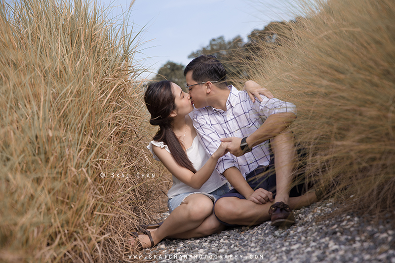 Outdoor lifestyle couple photoshoot session with Wei Loong & Shujuan at Jurong Lake Gardens