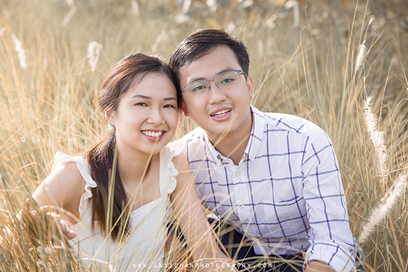 Outdoor lifestyle couple photoshoot session with Wei Loong & Shujuan at Jurong Lake Gardens