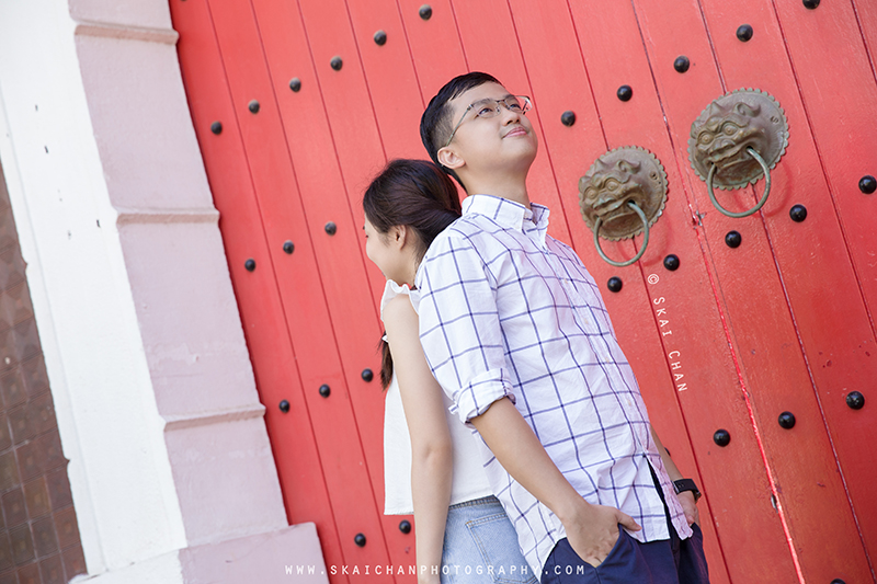 Outdoor lifestyle couple photoshoot session with Wei Loong & Shujuan at Jurong Lake Gardens