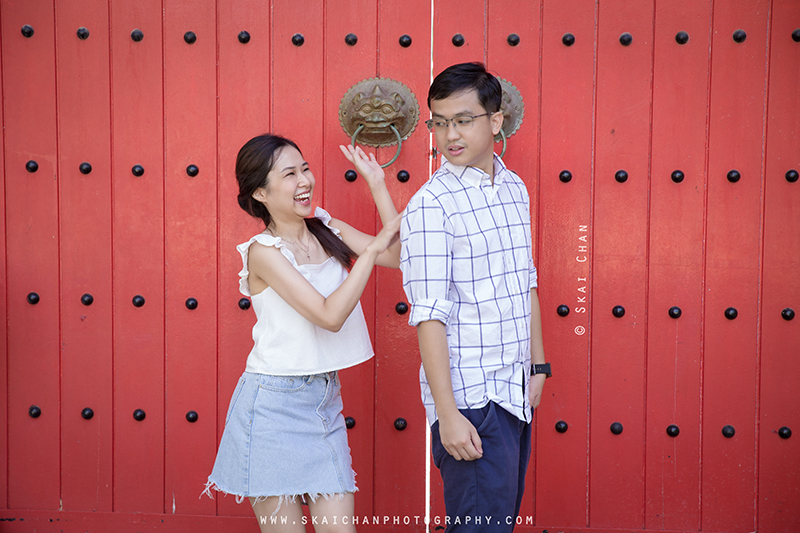 Outdoor lifestyle couple photoshoot session with Wei Loong & Shujuan at Jurong Lake Gardens
