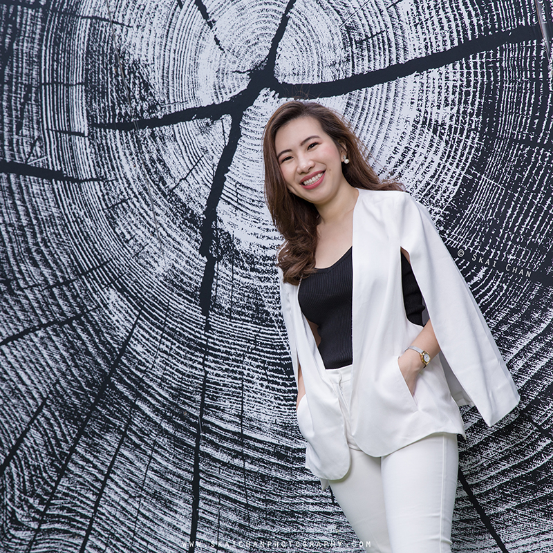 Corporate portrait photoshoot session with Ratna Juita at Raffles Place Park & Boat Quay