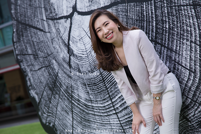 Corporate portrait photoshoot session with Ratna Juita at Raffles Place Park & Boat Quay
