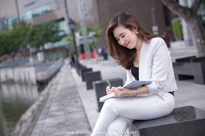 Corporate portrait photoshoot session with Ratna Juita at Raffles Place Park & Boat Quay