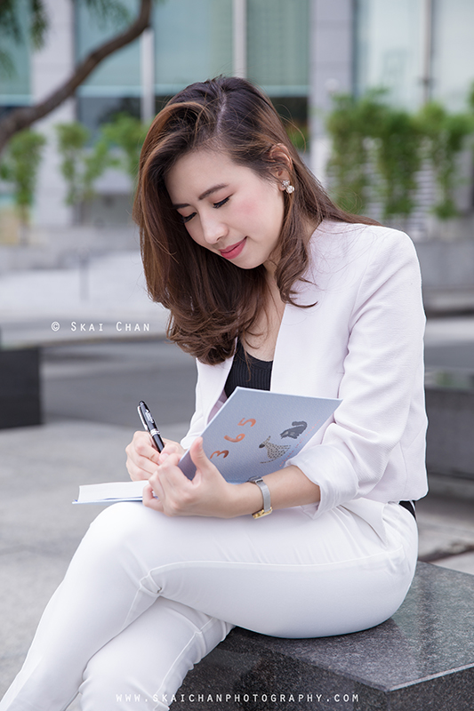 Corporate portrait photoshoot session with Ratna Juita at Raffles Place Park & Boat Quay
