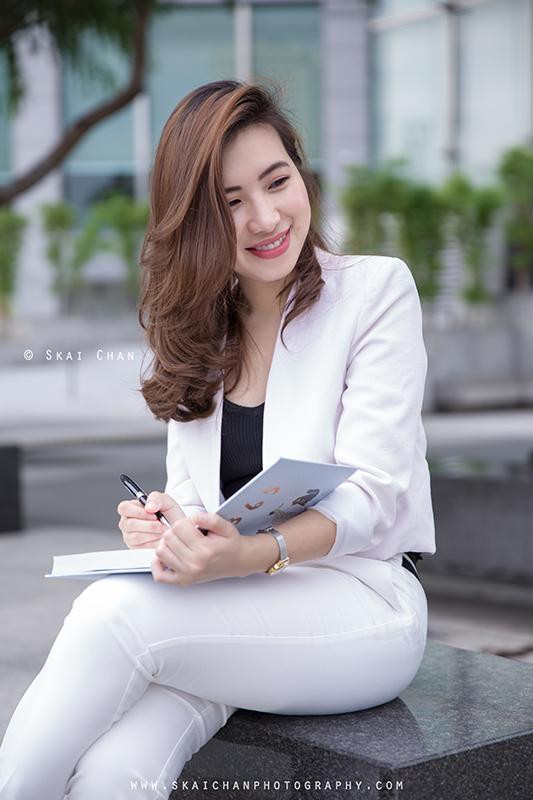 Corporate portrait photoshoot session with Ratna Juita at Raffles Place Park & Boat Quay