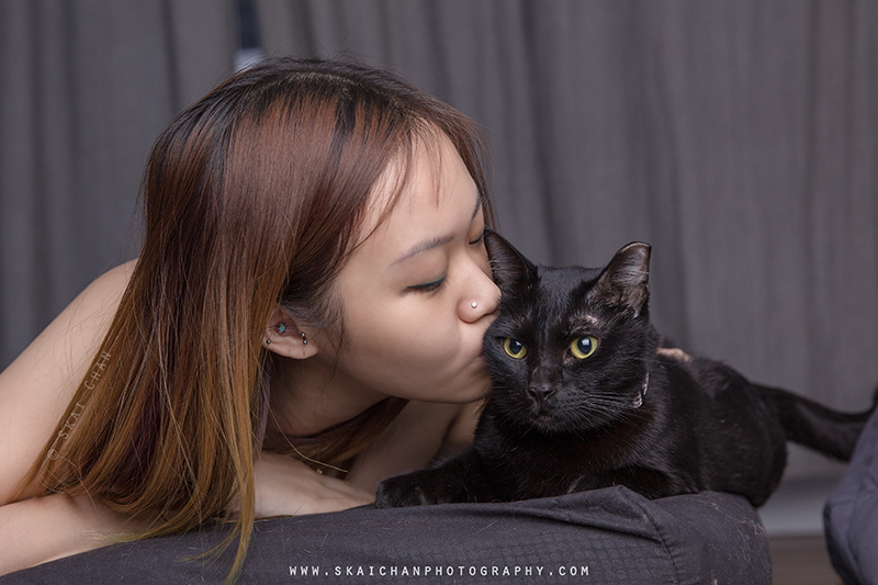 Boudoir & pet cat photoshoot session with Rachel Liew & Quinn at Tampines (bedroom)