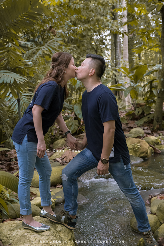 Outdoor casual couple photoshoot session with Andrew & Joelle at Dempsey Hill & Singapore Botanic Gardens