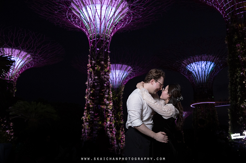 Night couple photoshoot session with Keagan & Nancy at Supertree Grove (Gardens by the Bay)