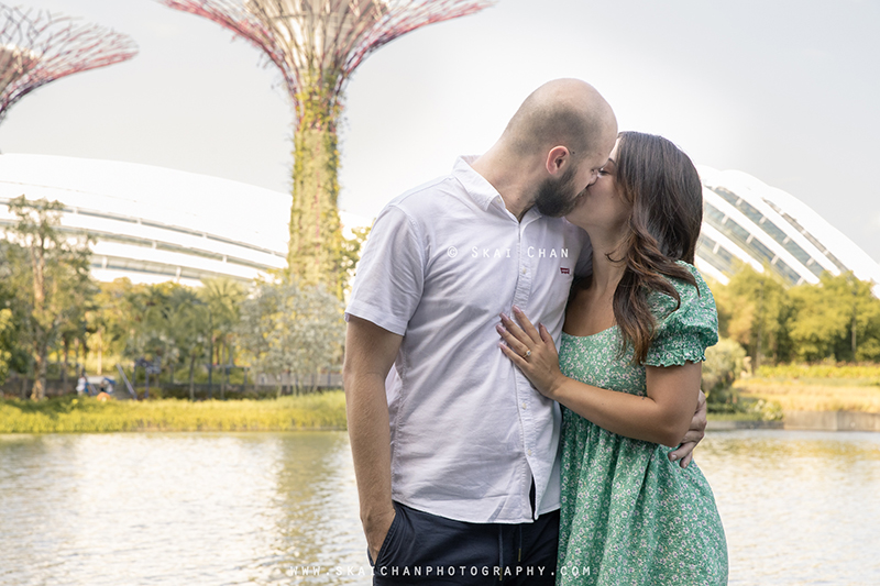 Outdoor casual couple photoshoot session with Dan Boden & Lorelei Timpson at Dragonfly Lake & Supertree Grove (Gardens by the Bay)