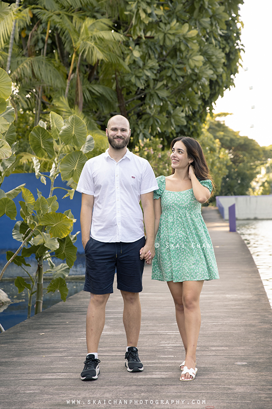 Outdoor casual couple photoshoot session with Dan Boden & Lorelei Timpson at Dragonfly Lake & Supertree Grove (Gardens by the Bay)
