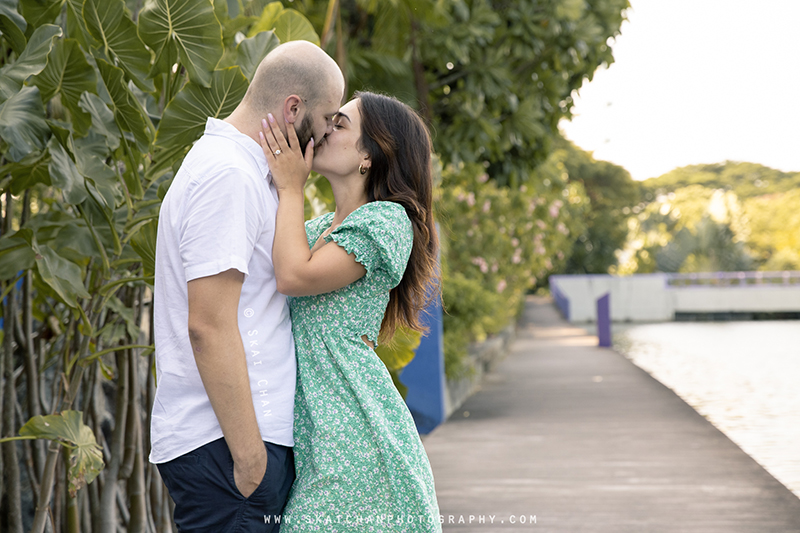 couple photography at dragonfly lake, gardens by the bay