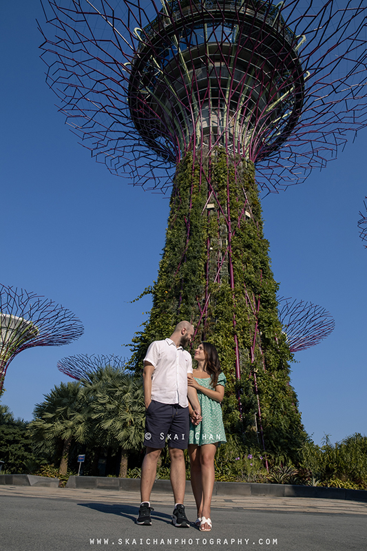 couple photography at supertree grove, gardens by the bay