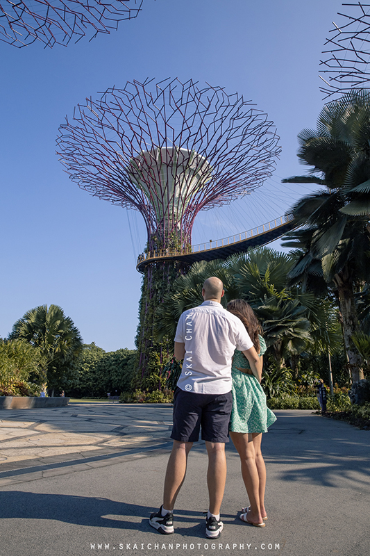 Outdoor casual couple photoshoot session with Dan Boden & Lorelei Timpson at Dragonfly Lake & Supertree Grove (Gardens by the Bay)