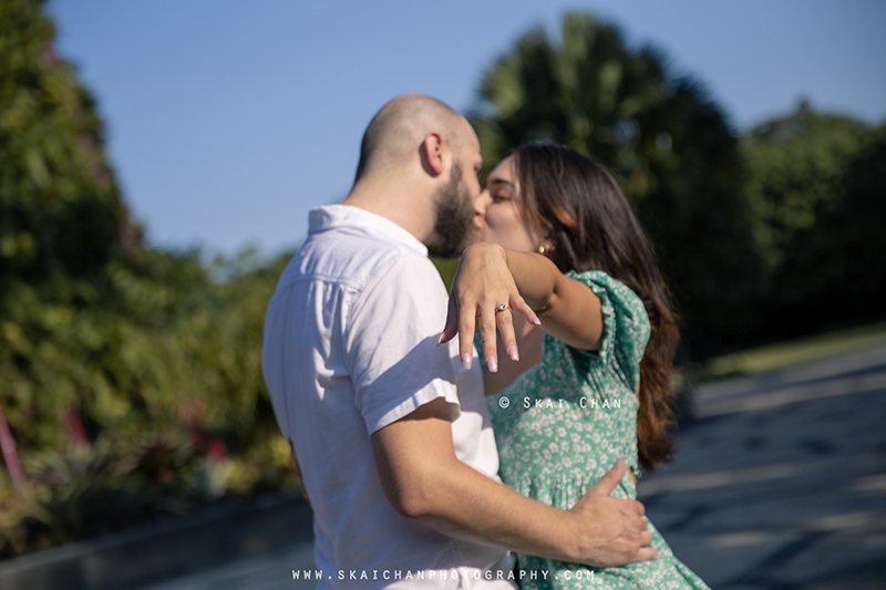 Outdoor casual couple photoshoot session with Dan Boden & Lorelei Timpson at Dragonfly Lake & Supertree Grove (Gardens by the Bay)
