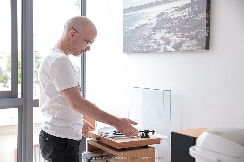 Lifestyle gramophone photoshoot session with Jerome Cheze at home