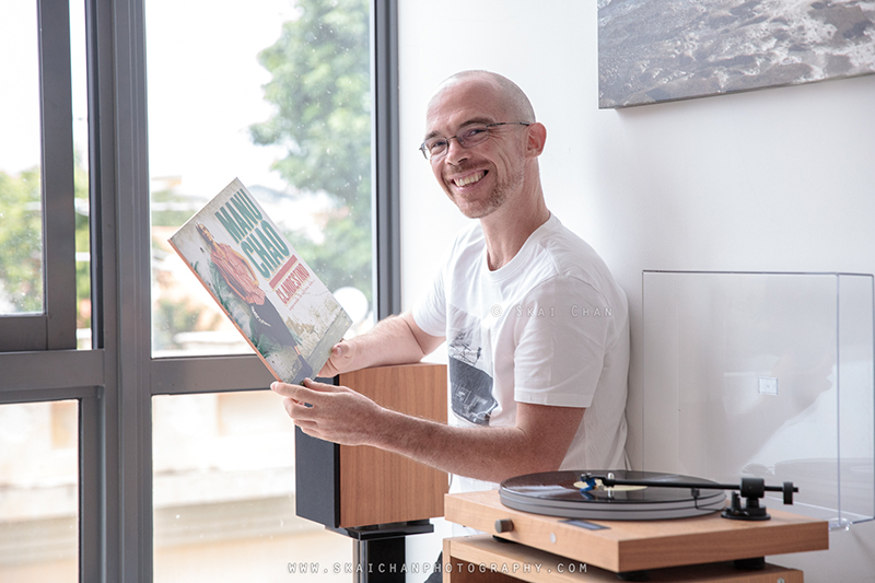 Lifestyle gramophone photoshoot session with Jerome Cheze at home
