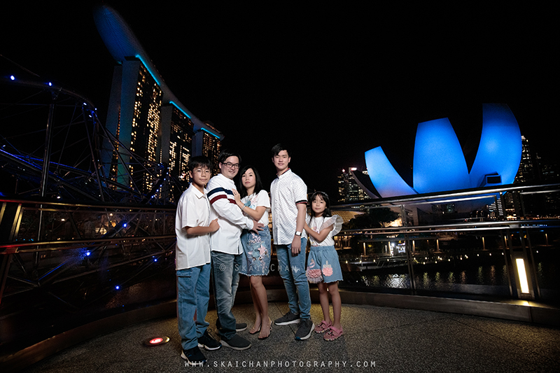 Night outdoor family photoshoot session with Matt, Tika, Justin, Jevon & Joleen at Helix Bridge