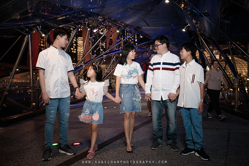 Night outdoor family photoshoot session with Matt, Tika, Justin, Jevon & Joleen at Helix Bridge