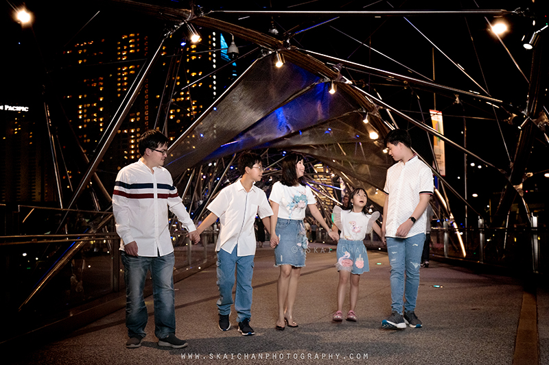 Night outdoor family photoshoot session with Matt, Tika, Justin, Jevon & Joleen at Helix Bridge