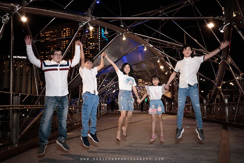 Night outdoor family photoshoot session with Matt, Tika, Justin, Jevon & Joleen at Helix Bridge