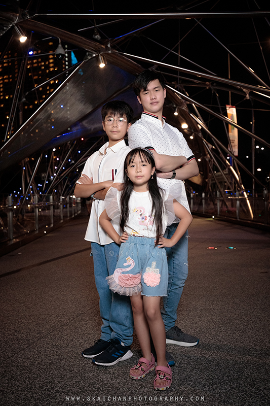 Night outdoor family photoshoot session with Matt, Tika, Justin, Jevon & Joleen at Helix Bridge