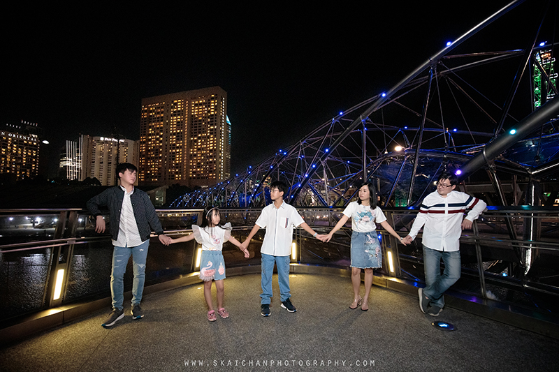 Night outdoor family photoshoot session with Matt, Tika, Justin, Jevon & Joleen at Helix Bridge