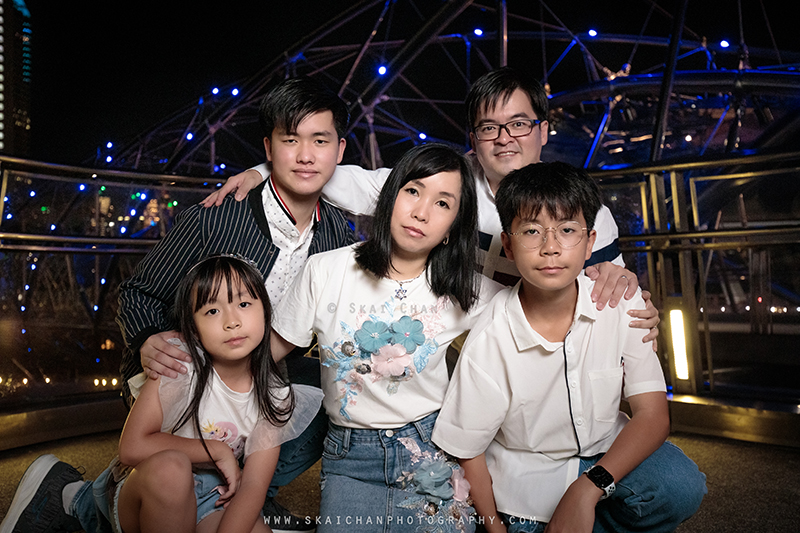 Night outdoor family photoshoot session with Matt, Tika, Justin, Jevon & Joleen at Helix Bridge
