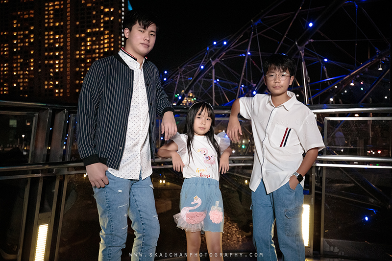 Night outdoor family photoshoot session with Matt, Tika, Justin, Jevon & Joleen at Helix Bridge
