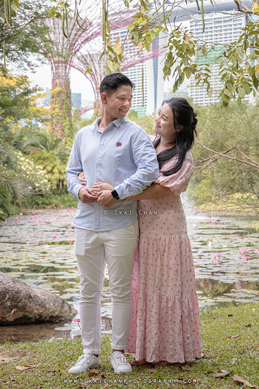 Outdoor casual couple photoshoot session with Andrew & Vicky at World of Plants & Water Lily Pond (Gardens By The Bay)