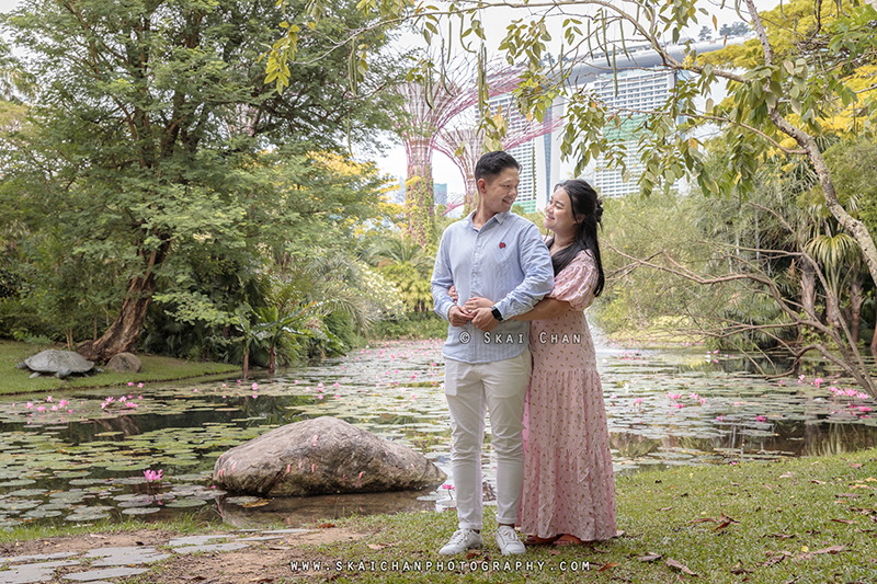 Outdoor casual couple photoshoot session with Andrew & Vicky at World of Plants & Water Lily Pond (Gardens By The Bay)